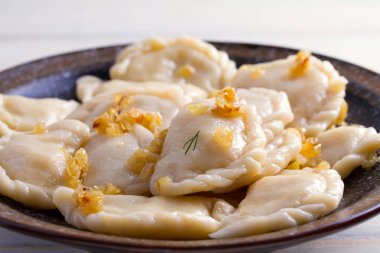 Plaka pierogi veya varenyky, vareniki, köfte, patates ile dolu. Pyrohy - köfte dolgulu