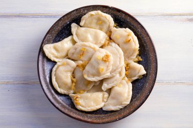 Plaka pierogi veya varenyky, vareniki, köfte, patates ile dolu. Pyrohy - köfte dolgu ile. Yukarıdan görüntülemek, top, ek yükü  