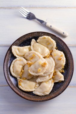 Plaka pierogi veya varenyky, vareniki, köfte, patates ile dolu. Pyrohy - köfte dolgu ile. Yukarıdan görüntülemek, top, ek yükü  