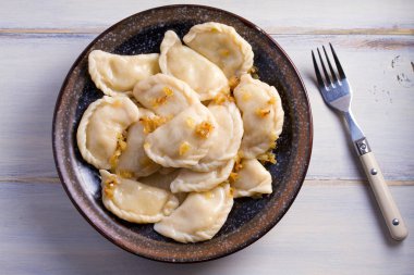 Plaka pierogi veya varenyky, vareniki, köfte, patates ile dolu. Pyrohy - köfte dolgu ile. Yukarıdan görüntülemek, top, ek yükü  