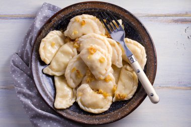 Plaka pierogi veya varenyky, vareniki, köfte, patates ile dolu. Pyrohy - köfte dolgu ile. Yukarıdan görüntülemek, top, ek yükü  