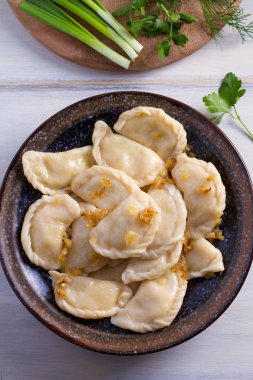 Plaka pierogi veya varenyky, vareniki, köfte, patates ile dolu. Pyrohy - köfte dolgu ile. Yukarıdan görüntülemek, top, ek yükü  