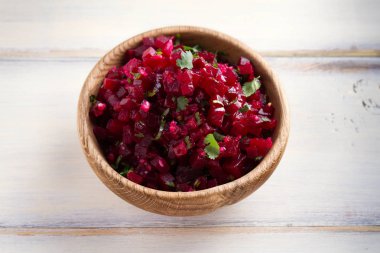 Sağlıklı vejetaryen veya vegan pancar, sarımsak, kişniş ve zeytinyağı salata