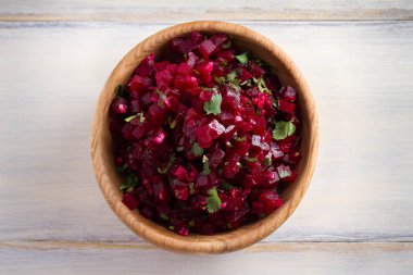 Sağlıklı vejetaryen veya vegan pancar, sarımsak, kişniş ve zeytinyağı salata. Yukarıdan görüntülemek, top, ek yükü  