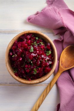 Sağlıklı vejetaryen veya vegan pancar, sarımsak, kişniş ve zeytinyağı salata. Yukarıdan görüntülemek, top, ek yükü  