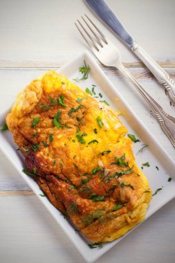 Rendelenmiş peynir ile sarılmış omlet. Yumurta yemek. Kızarmış yumurta. Kahvaltı yemek. ek yük