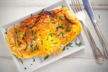 Rendelenmiş peynir ile sarılmış omlet. Yumurta yemek. Kızarmış yumurta. Kahvaltı yemek. ek yük