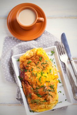 Rendelenmiş peynir ile sarılmış omlet. Yumurta yemek. Kızarmış yumurta. Kahvaltı yemek. ek yük