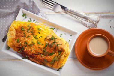 Rendelenmiş peynir ile sarılmış omlet. Yumurta yemek. Kızarmış yumurta. Kahvaltı yemek. ek yük