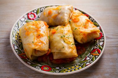 Et, pirinç ve sebzeli lahana ruloları. Lahana dolması ve et. Chou farci, dolma, sarma, golubtsy veya golabki