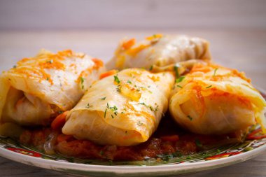 Et, pirinç ve sebzeli lahana ruloları. Lahana dolması ve et. Chou farci, dolma, sarma, golubtsy veya golabki