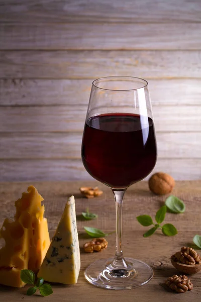 Κόκκινο Κρασί Και Τυρί Ξύλινο Τραπέζι Φόντο Τυρί Ορεκτικό Επιλογής — Φωτογραφία Αρχείου