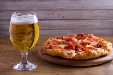 Bira ve pizza. Bardak bira. Ale ve iştah açıcı aperatif.