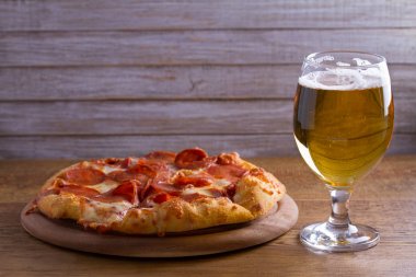 Bira ve pizza. Bardak bira. Ale ve iştah açıcı aperatif.