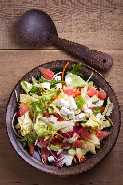 健康素食 柑橘柚子 西红柿 生菜和黄瓜沙拉 在木桌上的碗里有羊乳酪 — 图库照片