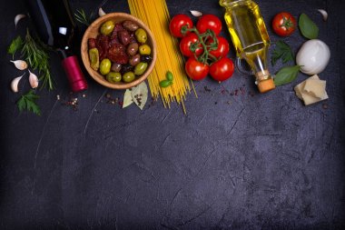 Sağlıklı gıda seçimi. İtalyan yemeği arka plan spagetti, peynir, zeytin, domates, fesleğen ve şarap ile. Kayrak afiş arka plan. Yukarıdaki görünümünden, üst, düz metin için yer ile göklere