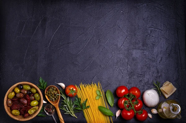 식품의 선택입니다 이탈리아 요리는 스파게티 올리브 토마토와 슬레이트 배경입니다 위에서 — 스톡 사진