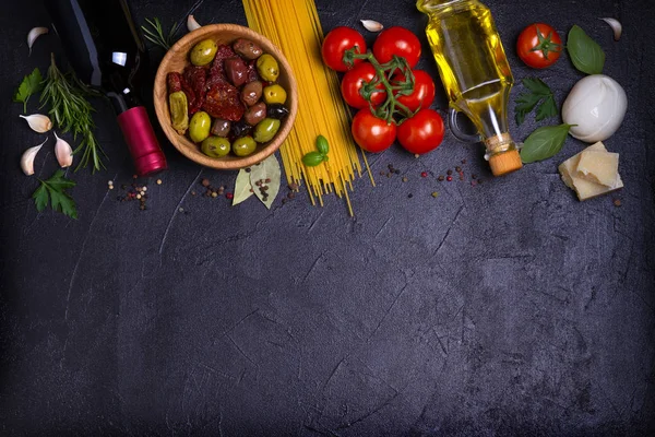 식품의 선택입니다 스파게티 올리브 토마토 와인으로 이탈리아 슬레이트 배경입니다 위에서 — 스톡 사진