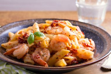 Domates ve fesleğen kremsi mozzarella soslu karides pasta güneş ile kurutulmuş 