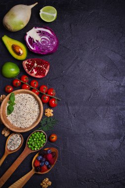 Sağlıklı gıda seçimi. Gıda arka plan: quinoa, nar, limon, yeşil bezelye, çilek, avokado, fındık ve zeytin yağı. Kayrak afiş arka plan. Tepegöz, dikey