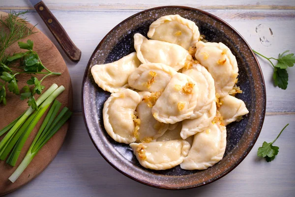 Pierogi Pierogi Lub Pyrohy Chociaż Vareniki Podawane Karmelizowaną Cebulą Solone — Zdjęcie stockowe