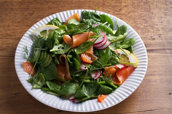 Sağlıklı gıda: somon ıspanak turp salatalık salatası