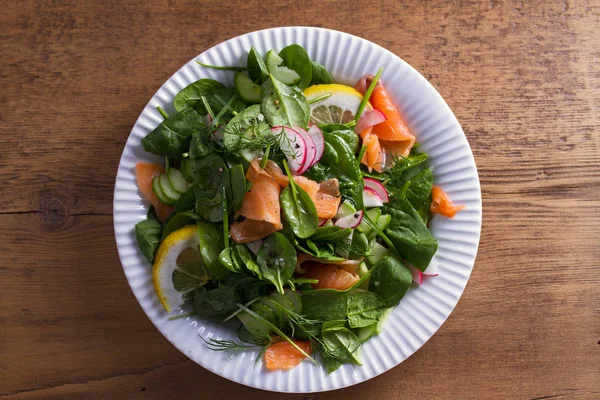 健康食品 サーモンとほうれん草大根キュウリ サラダ 上からの眺め トップ — ストック写真