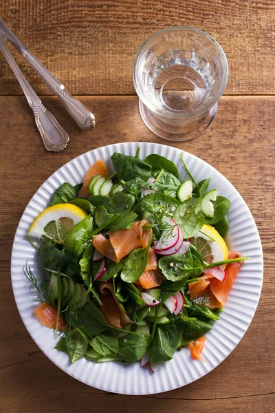 Sağlıklı gıda: somon ıspanak turp salatalık salatası. Yukarıdan görüntülemek, top