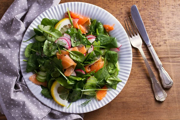 Sağlıklı gıda: somon ıspanak turp salatalık salatası. Yukarıdan görüntülemek, top