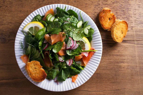 Sağlıklı gıda: somon ıspanak turp salatalık salatası. Yukarıdan görüntülemek, top