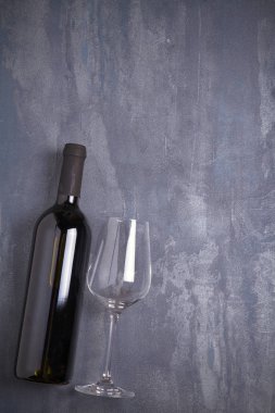 Şişe ve kadeh şarap koyu arka plan üzerinde. Şarap kavramı. Yukarıdan görüntülemek, top