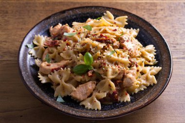 Kurutulmuş domates makarna tavuk ve fesleğen kremsi mozzarella sos ile 