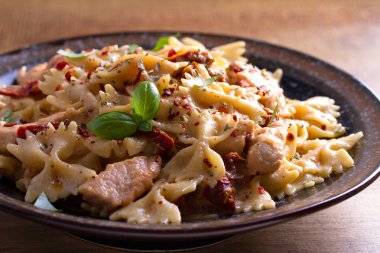 Kurutulmuş domates makarna tavuk ve fesleğen kremsi mozzarella sos ile 