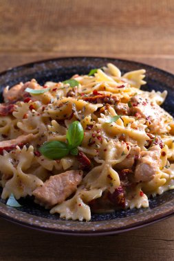 Kurutulmuş domates makarna tavuk ve fesleğen kremsi mozzarella sos ile 