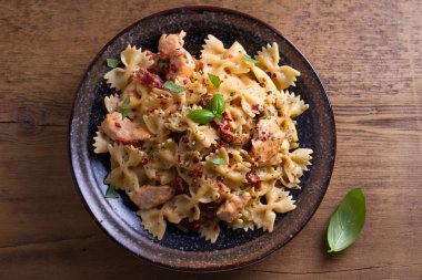 Kurutulmuş domates makarna tavuk ve fesleğen kremsi mozzarella sos ile. Yukarıda görmek, en iyi stüdyo vurdu 