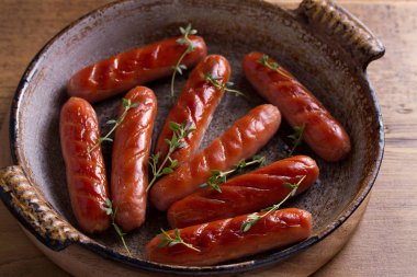 Sosis rustik tavada kekik ile 