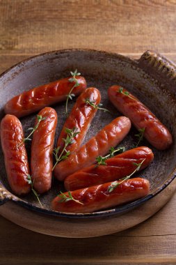 Sosis rustik tavada kekik ile 