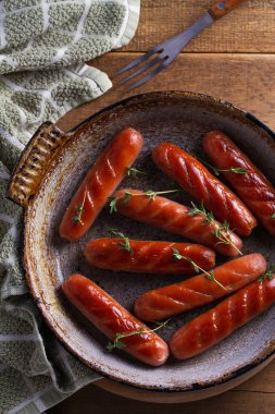 Sosis rustik tavada kekik ile. Yukarıdan görüntülemek, top