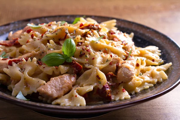 Kurutulmuş domates makarna tavuk ve fesleğen kremsi mozzarella sos ile 