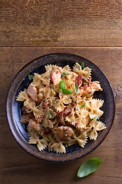 Kurutulmuş domates makarna tavuk ve fesleğen kremsi mozzarella sos ile. Yukarıda görmek, en iyi stüdyo vurdu 