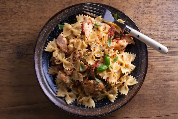 Kurutulmuş domates makarna tavuk ve fesleğen kremsi mozzarella sos ile. Yukarıda görmek, en iyi stüdyo vurdu 