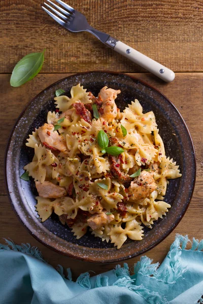 Kurutulmuş domates makarna tavuk ve fesleğen kremsi mozzarella sos ile. Yukarıda görmek, en iyi stüdyo vurdu 