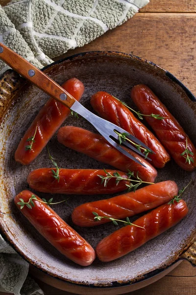 Sosis rustik tavada kekik ile. Yukarıdan görüntülemek, top