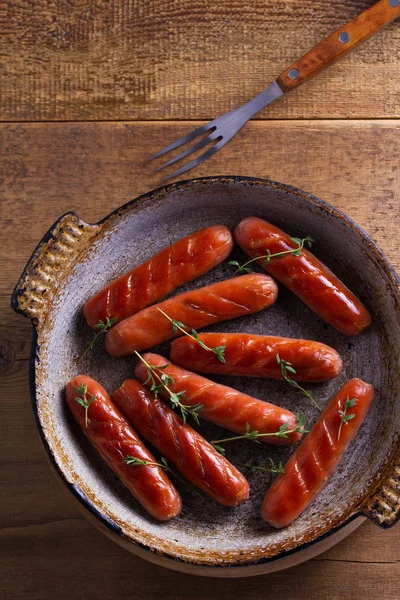 Sosis rustik tavada kekik ile. Yukarıdan görüntülemek, top