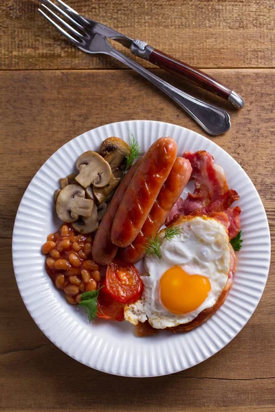 フル英語やアイルランドの朝食 ソーセージ ベーコン マッシュルーム トマト 栄養価の高い朝の食事 — ストック写真