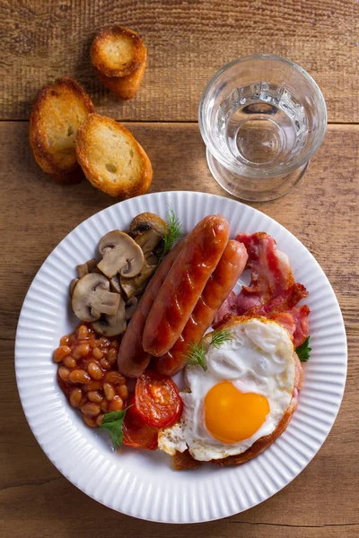 Petit Déjeuner Anglais Irlandais Complet Saucisses Bacon Oeuf Champignons Tomates — Photo