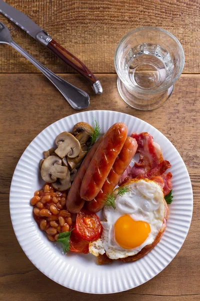 Volledige Engels Het Iers Ontbijt Worst Spek Champignons Tomaten Bonen — Stockfoto