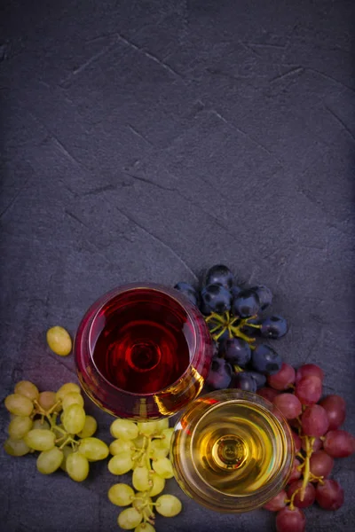 Vino Rosso Bianco Calici Vino Con Uva Fondo Pietra Scura — Foto Stock