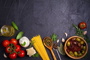 Sağlıklı gıda seçimi. İtalyan yemeği spagetti, mozzarella parmesan peynir, zeytin, domates ve biberiye ile arka plan. Vejetaryen yiyecekler afiş. Tepegöz, yatay