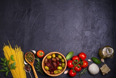 Sağlıklı gıda seçimi. İtalyan yemeği spagetti, mozzarella parmesan peynir, zeytin, domates ve biberiye ile arka plan. Vejetaryen yiyecekler afiş. Tepegöz, yatay